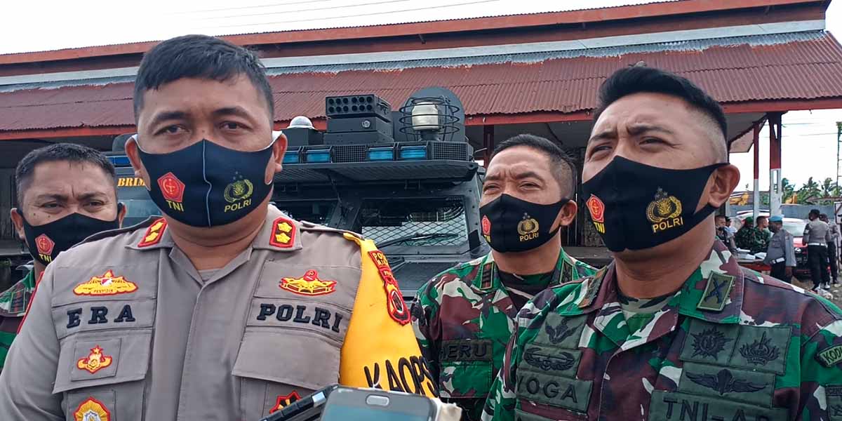 Kapolres Mimika AKBP I Gusti Gde Era Adhinata didampingi Dandim 1710 Mimika Letkol Inf Yoga Cahya Prasetya menyampaikan keterangan kepada wartawan, Rabu (23/09/2020) sore.